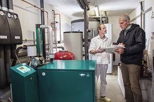  Progas-Experte Markus Häcker (re.) und Metzgermeister Georg Hofmann werfen einen Blick auf das BHKW und den Warmwasserspeicher im Technikraum der Metzgerei. 
