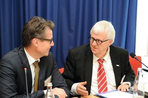  Vorstandsvorsitzender Georg Rump (Oventrop, rechts) im Gespräch mit seinem Stellvertreter Dr. Roger Schönborn (Kermi, links) 