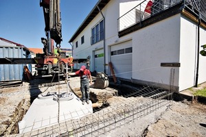  Betriebserweiterung Kaipf Haustechnik in Tübingen. Versetzen des unterirdischen Pelletspeichers „Mall-Pel-6500“ vom Lieferfahrzeug des Herstellers. 
