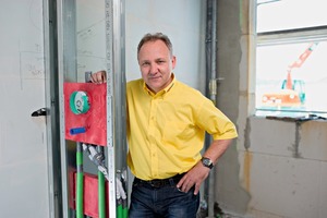  Martin Reinwald „Ich habe bereits mehrere Objekte mit den Würth-Installationsboxen realisiert. Ob Mauerwerk oder Trockenbauweise, in wenigen Minuten ist die Box eingebaut. Neben dem schnellen Baufortschritt bringt die Box ein hohes Sicherheitsniveau mit. Exakte Abstände der Armaturen, auf Dichtheit geprüfte Fittings, eingepackt in einen hochdämmenden Isolierkörper mit besten Schall und Wärmeeigenschaften. Überzeugende Argumente für meine qualitätsbewussten Planer und Kunden.“Martin Reinwald, HeizungsbaumeisterInhaber der Ulrich Reinwald GmbH, Talstraße 24, 74547 Untermünkheim-Enslingenwww.reinwald-shk.de 