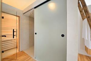  Aus der Verbindung von moderner Technik, traditioneller Formensprache und Materialien, die alle Sinne ansprechen entsteht ein außergewöhnliches Badezimmer-Ambiente.  