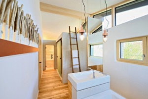  Auch im Badezimmer setzt Ökohaus-Pionier Baufritz auf das Material Holz – eine Referenz an die alpenländische Bautradition. 