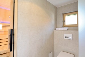  Aus der Verbindung von moderner Technik, traditioneller Formensprache und Materialien, die alle Sinne ansprechen entsteht ein außergewöhn­liches Badezimmer-Ambiente.  