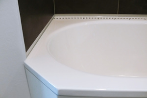  Die passgenaue Produktion der Bade- und Duschwannen erspart den Fliesenrand. Zudem können auch Wannenecken abgetrennt werden, um Schwenkraum für Badezimmertüren zu schaffen. 