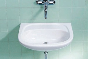  „Duraplus Med Waschtisch“: Der hygienisch verschlossene Überlaufkanal und die Wandarmatur sorgen für Hygiene und kurze Reinigungszeiten. 