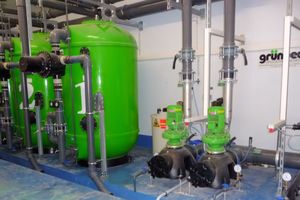  Über ein im Beckenumlauf integriertes Einströmsystem wird das Wasser der Aufbereitung zugeführt. Die erforderlichen Pumpen sind unterhalb des Wasserspiegels im Technikgebäude untergebracht, so dass ein freier Zulauf gewährleistet ist. 