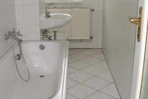  Bodenebene Duschplätze erleichtern den Alltag. Zudem wirkt ein barrierefreies Bad mit schlauchförmigem Grundriss nach der Modernisierung größer. 