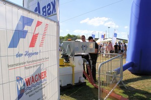  Der SHK-Betrieb und Event-Dienstleister „Formel 1 der Hygiene“ löst bei Freiluftveranstaltungen dieEntwässerung seiner mobilen WC-Anlagen mitAbwasserhebeanlagen. 