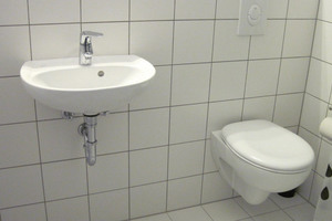  Die Nasszellen der Studierendenzimmer sind mit einem raumsparenden „WC Renova Nr. 1 Comprimo“ und einem kompakten Handwaschbecken aus der Serie „Renova Nr. 1“ von Keramag ausgestattet. 