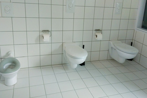  Gegen Ende der Bauphase: Die beiden WCs aus der Serie „Kind“ von Keramag und das für Kleinkinder konzipierte WC „Baby“ sind bereitsinstalliert, nur die WC-Kabinen fehlen noch.  
