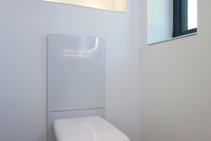  Verstellbare Sitzhöhe, Geruchsabsaugung, Näherungssensor. Das multifunktionale WC-Modul „Tecelux“ verbirgt seine Technik unauffällig hinter der weißen Glasplatte. 