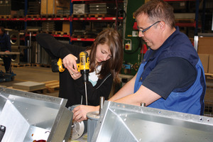  Systemair GmbH: Wie Ventilatoren gefertigt werden, erfuhren die Schülerinnen in der Produktion. 