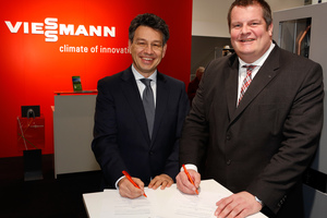  Auf der BAU 2015 unterzeichneten Dr. Frank Voßloh (r.), Geschäftsführer Viessmann Deutschland GmbH, und Dr. Uwe Kolks (l.), Geschäftsführer E.ON Energie Deutschland, die Kooperationsvereinbarung zwischen den beiden Unternehmen. 