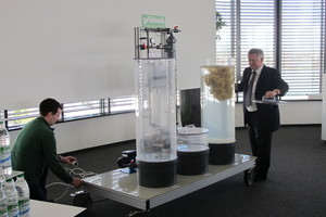  Grünbeck-Experte Jörgen Hößler demonstrierte die Herstellung von klarem und keimfreiem Wasser mittels einer Ultrafiltrationslage. 