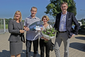  v.l.n.r.: Andrea Bußmann (Grohe Deutschland Geschäftsführerin), Gewinner Michael Krings mit seiner Frau und Armin Nowak (Elmer Geschäftsführer). 