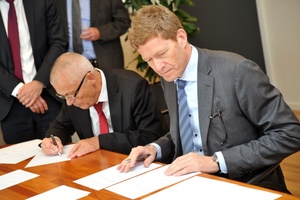  Aage Søndergaard Nielsen, Geschäftsführer von Sondex, sowie Danfoss-Präsident Niels B. Christiansen (rechts) bei der Unterzeichnung der Übernahmevereinbarung. 