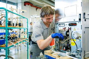  Die Vaillant Group hat 2013 mit der Kleinserienfertigung eines wandhängenden
Brennstoffzellen-Heizgerätes begonnen.
Rund 100 Anlagen will der Hersteller im
Jahresverlauf in deutschen Privathaushalten
installieren. 
