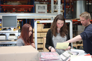  Systemair GmbH: Zwei der Schülerinnen helfen im Warenversand.  