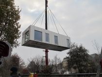 Das tonnenschwere Forschungshaus vom Typ „Flying Spaces“ wurde mit einem Hochkran auf dem Gel?nde der Universit?t Stuttgart abgesetzt.