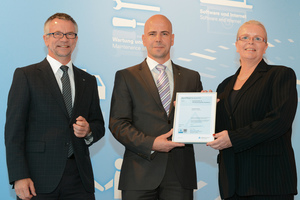  Dr. Karola Tschöpe (TÜV Rheinland/PersCert TÜV) übergab das TÜV-Zertifikat an Michael Weber, Geschäftsführer der Viessmann Deutschland GmbH, und Alexander Toscher, Leiter des Technischen Dienstes (Mitte). 