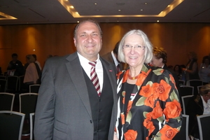  ZDH-Präsident Hans Peter Wollseifer zusammen mit UFH-Bundesvorsitzender Heidi Kluth. 