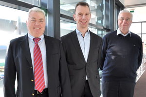  Oswald Lindner, Direktor der Walraven Group und Geschäftsführer der Bayreuther Walraven GmbH, begrüßt Pelle van Walraven als neuen geschäftsführenden Direktor der Walraven Group, dem sein Vater Jan van Walraven die Unternehmensleitung übergab (v. l.). 