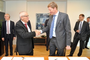  Stärken bündeln: Per Handschlag beschließen Aage Søndergaard Nielsen und Niels B. Christiansen (rechts) die Fusion ihrer Unternehmen Sondex und Danfoss. 