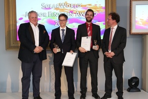  SolarWorld Junior Einstein Award 2016: (v.l.n.r.) Frank Asbeck, Vorstandsvorsitzender SolarWorld AG, die Preisträger Dr. Frank Feldmann und Dr. Udo Römer und der Jury-Vorsitzende Dr. Holger Neuhaus. 