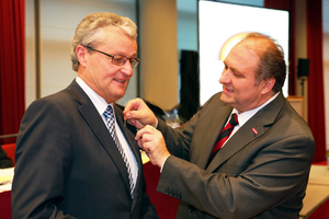  Manfred Stather, Präsident ZVSHK, erhielt durch ZDH Präsident Wollseifer das Handwerkszeichen in Gold  
