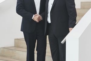  Peter Kaltenstadler, COO der AL-KO Kober SE (rechts) begrüßt Dr. Christian Stehle als neuen Geschäftsführer der AL-KO Therm GmbH. 

Foto: AL-KO
 