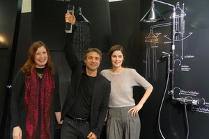 (Foto: Axor / Hansgrohe SE) Philippe Grohe, Leiter der Marke Axor, freut sich über den Interior Innovation Award 2014 – „Best of Best“ mit Anna Lindgren (li.) und Charlotte van der Lancken (re.) von Front.  