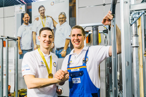  (Quelle: GHM) Lukas Bauer (rechts) aus Hardegsen in Niedersachsen ist der Sieger der Qualifikation der Anlagenmechaniker SHK für die Euroskills. Der amtierende SHK-Weltmeister Nathanael Liebergeld (links) gratuliert auf der IFH/Intherm 2016. 
