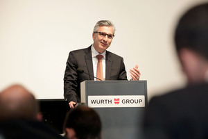  (Quelle: Scanner GmbH) Robert Friedmann, Sprecher der Konzernführung der Würth-Gruppe stellt den testierten Jahresabschluss 2015 bei der Bilanzpressekonferenz vor. 