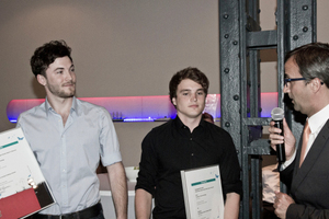  Michael Kiolbassa (rechts), Leiter Markenkommunikation Axor der Hansgrohe SE überreicht Michael Spiel (links) und Niko Mergenthaler (Mitte) von der Hochschule Pforzheim den Hansgrohe-Preis 2013 für ihre Konzepte „Watertube“ und „Storm“. Foto: iF Concept Design Award 2013 